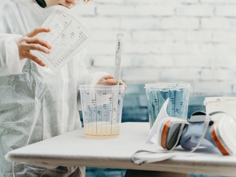 Cách pha sơn lót gỗ đúng tỷ lệ giúp lớp sơn bám chắc và khô đều.