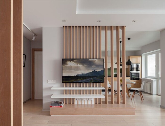 Lam nhựa giả gỗ tích hợp kệ trang trí vừa tiện dụng vừa tăng tính thẩm mỹ cho không gian.