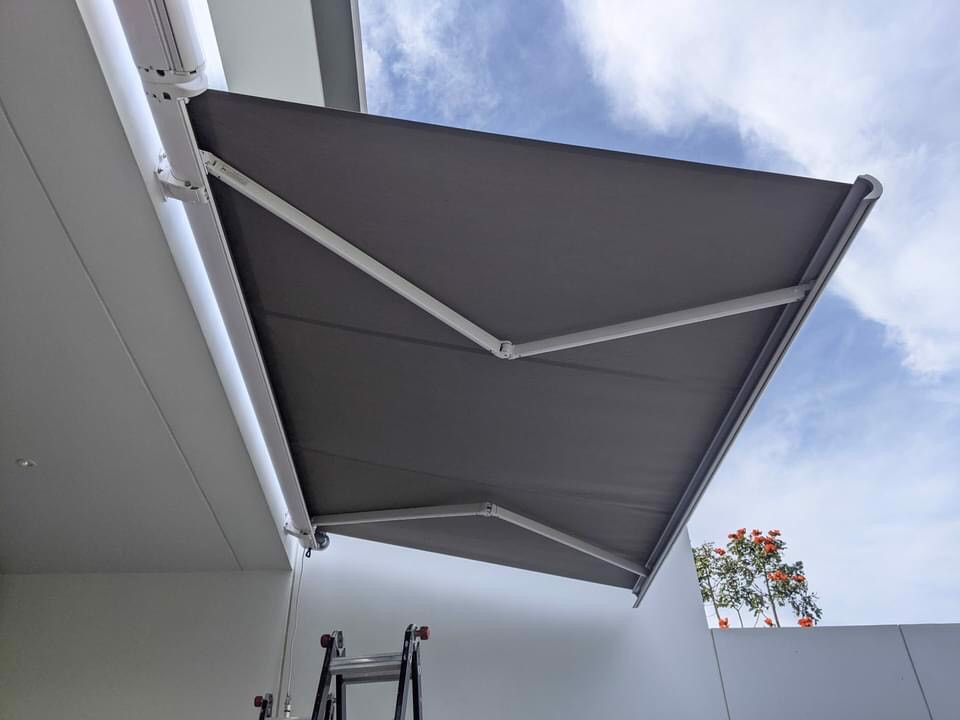 Mái bạt kéo tay giá rẻ, linh hoạt, dễ sử dụng và thích hợp cho không gian nhỏ.