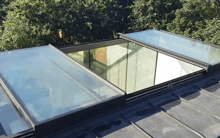 Mái kính trượt tự động tiện lợi, thoáng sáng, dễ điều chỉnh.