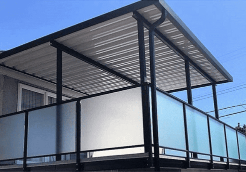 Mái tôn bền, giá rẻ, phù hợp che phủ diện tích rộng.