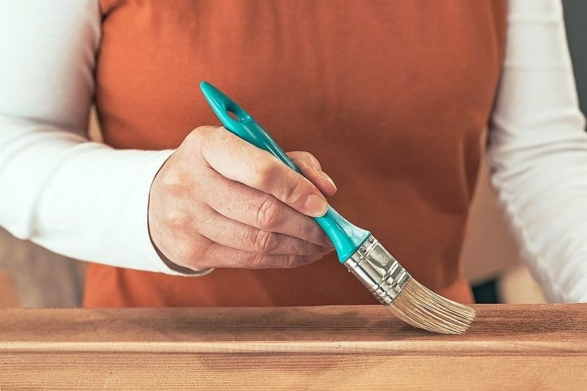 Sơn lót gỗ giúp bảo vệ và tạo nền cho gỗ trước khi sơn phủ.