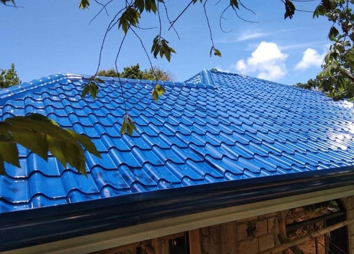 Tôn giả ngói màu xanh dương và các màu sắc đa dạng giúp tăng tính thẩm mỹ, dễ phối hợp kiến trúc.