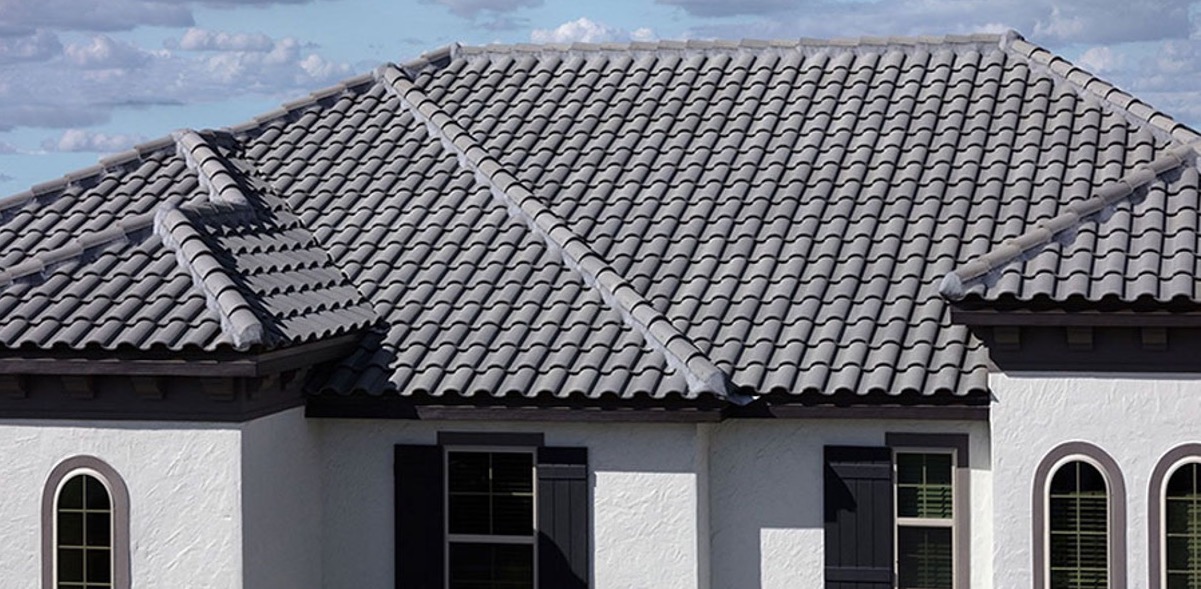 Tôn giả ngói nhẹ, bền, dễ lắp đặt và tiết kiệm chi phí hơn so với ngói truyền thống.