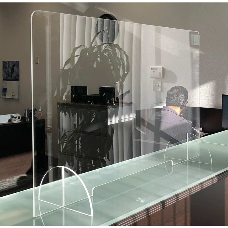 Ưu điểm nổi bật của tấm chắn giọt bắn mica là trong suốt, bền đẹp, chống trầy xước và dễ vệ sinh.