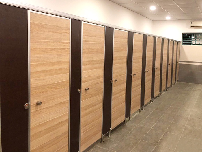 Vách nhà vệ sinh gỗ công nghiệp.