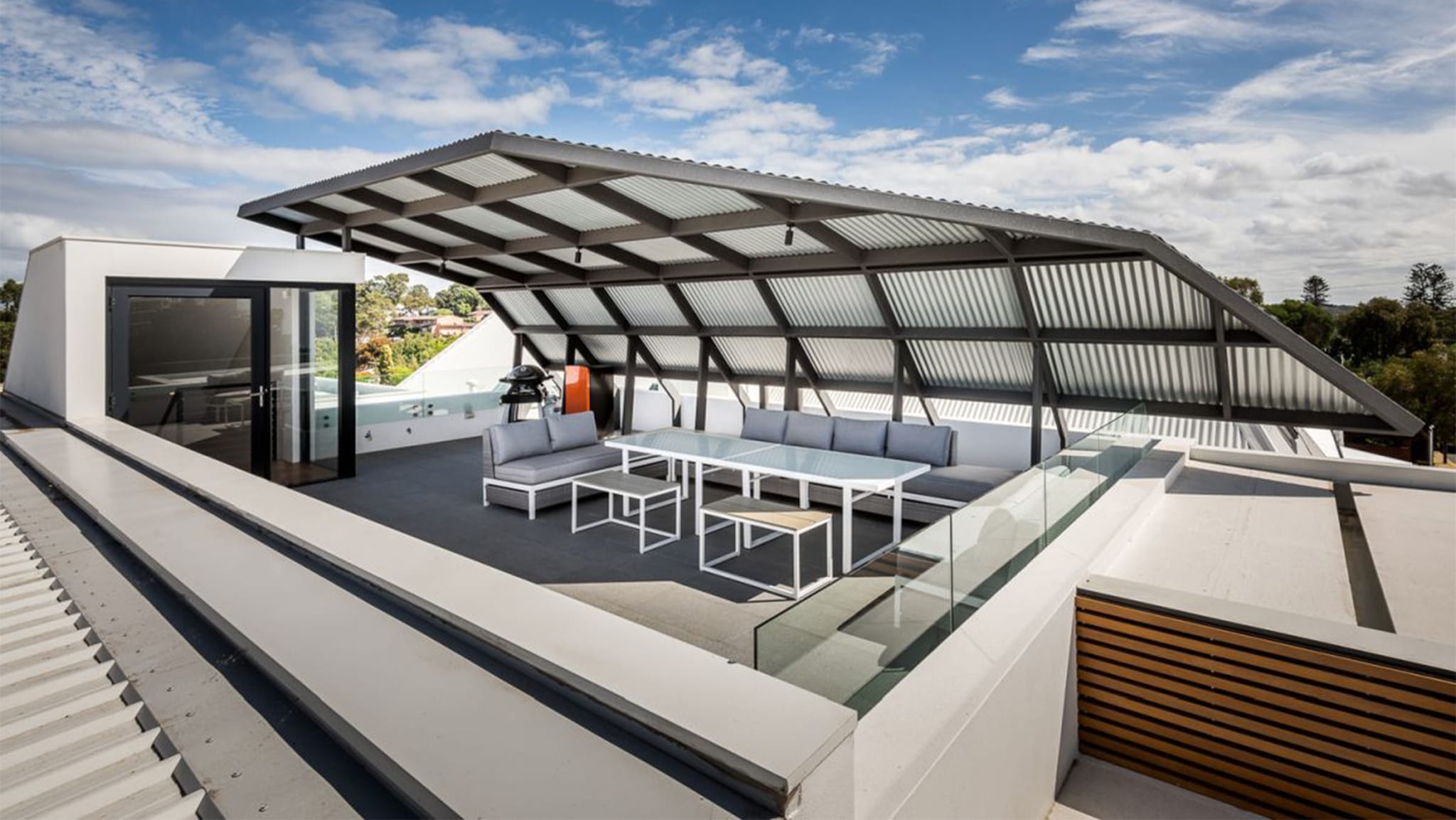 Tổng hợp các mẫu mái che sân thượng đẹp và hiện đại nhất năm 2026